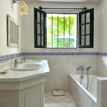 Fantastic 6 Bedroom House With Stunning Sea View Arzon