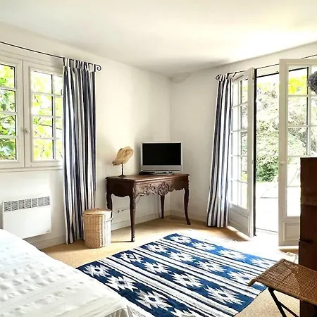 Fantastic 6 Bedroom House With Stunning Sea View *